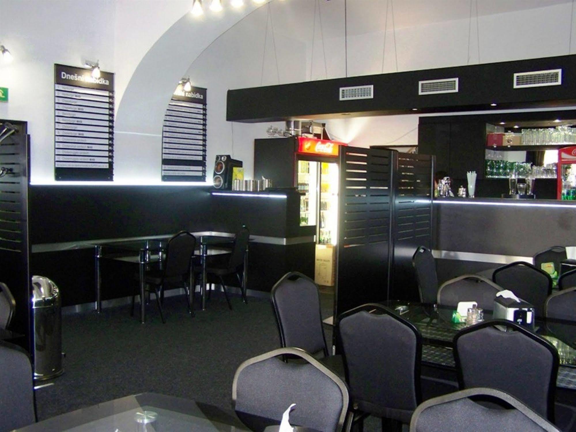Jičín Hotel Pariz מראה חיצוני תמונה